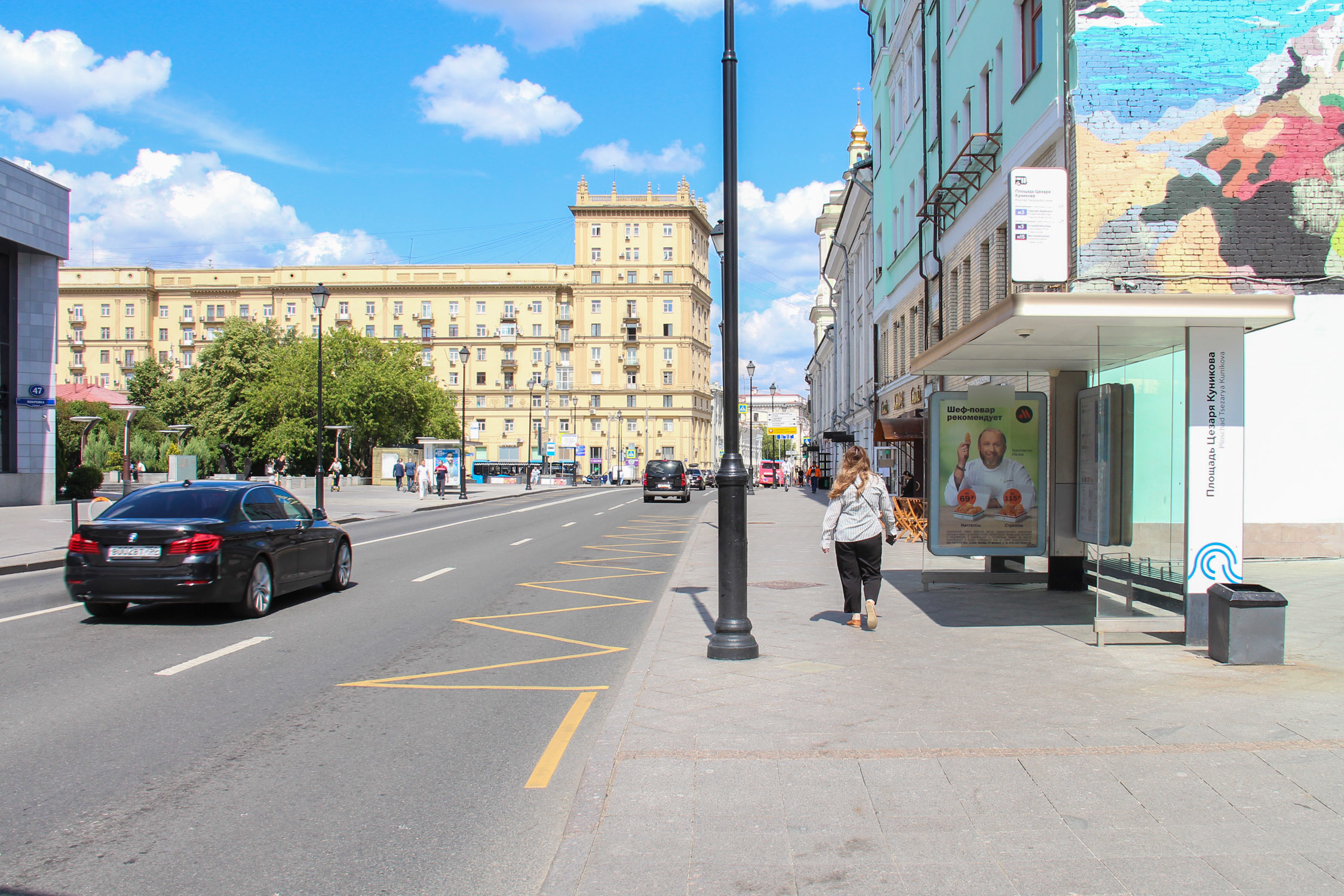 Фотография рекламного носителя, тип: Остановка 1.8x1.2, адрес: Покровка ул., ост. "пл. Земляной вал. Театр на Покровке", Москва, Россия. Сторона А1-А5 №334656