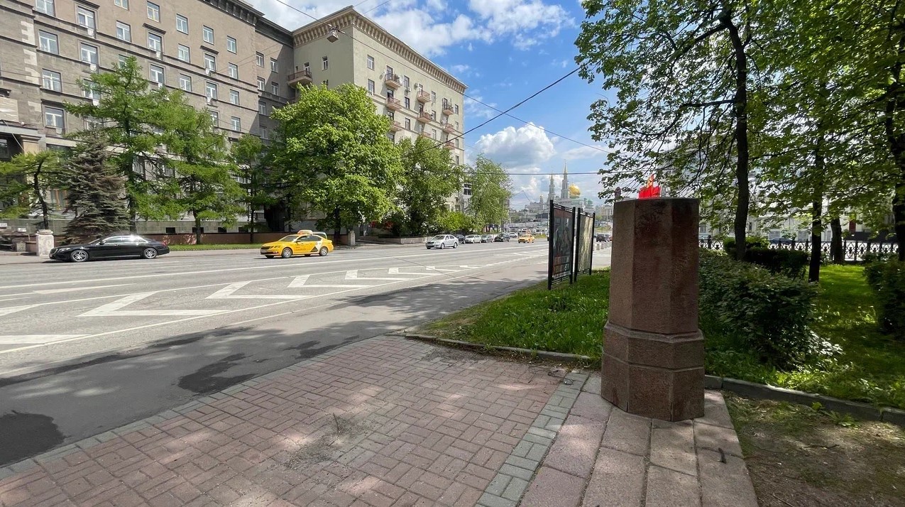 Фотография рекламного носителя, тип: Афиша 1.75x1.8, адрес: Суворовская пл., д.2, стенд 2, Москва, Россия. Сторона B №1350162