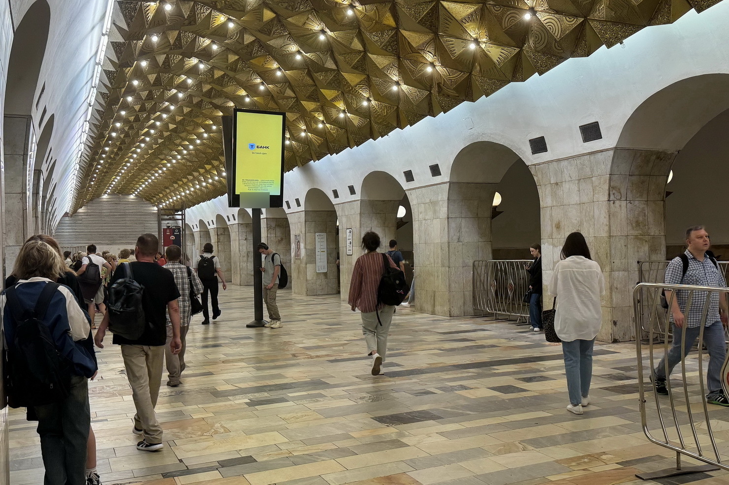 Фотография рекламного носителя, тип: Видеоэкран, адрес: Станция метро «Авиамоторная», линия Калининская, Москва, Россия. Сторона/вариант А1 №1076341