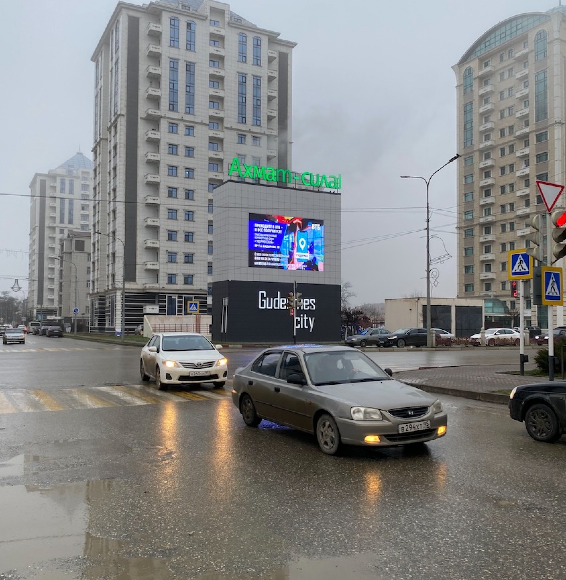 Фотография рекламного носителя, тип: Медиафасад, адрес: Крылова ул., д.70, центр, Гудермес-сити, Гудермес, Республика Чечня, Россия. Сторона A1-А10 №1349034