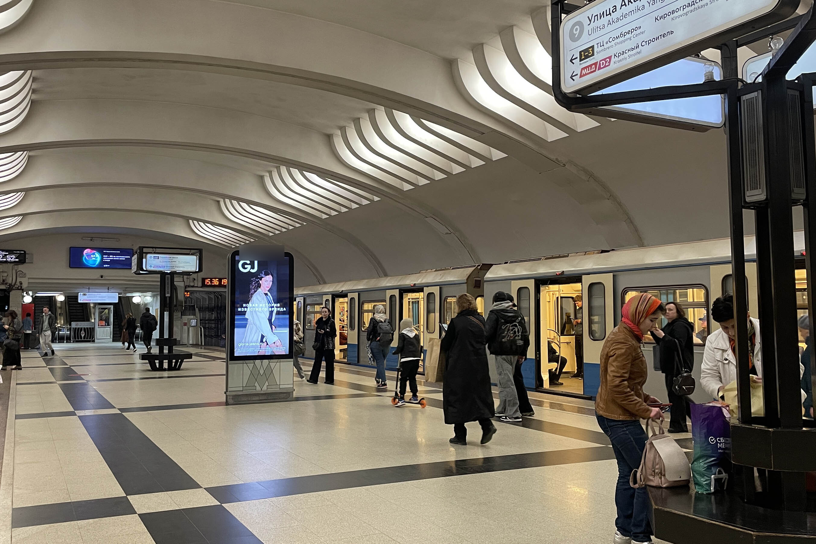 Фотография рекламного носителя, тип: Видеоэкран, адрес: Станция метро «Улица Академика Янгеля», линия Серпуховско-Тимирязевская, Москва, Россия. Сторона/вариант А2 №1423355