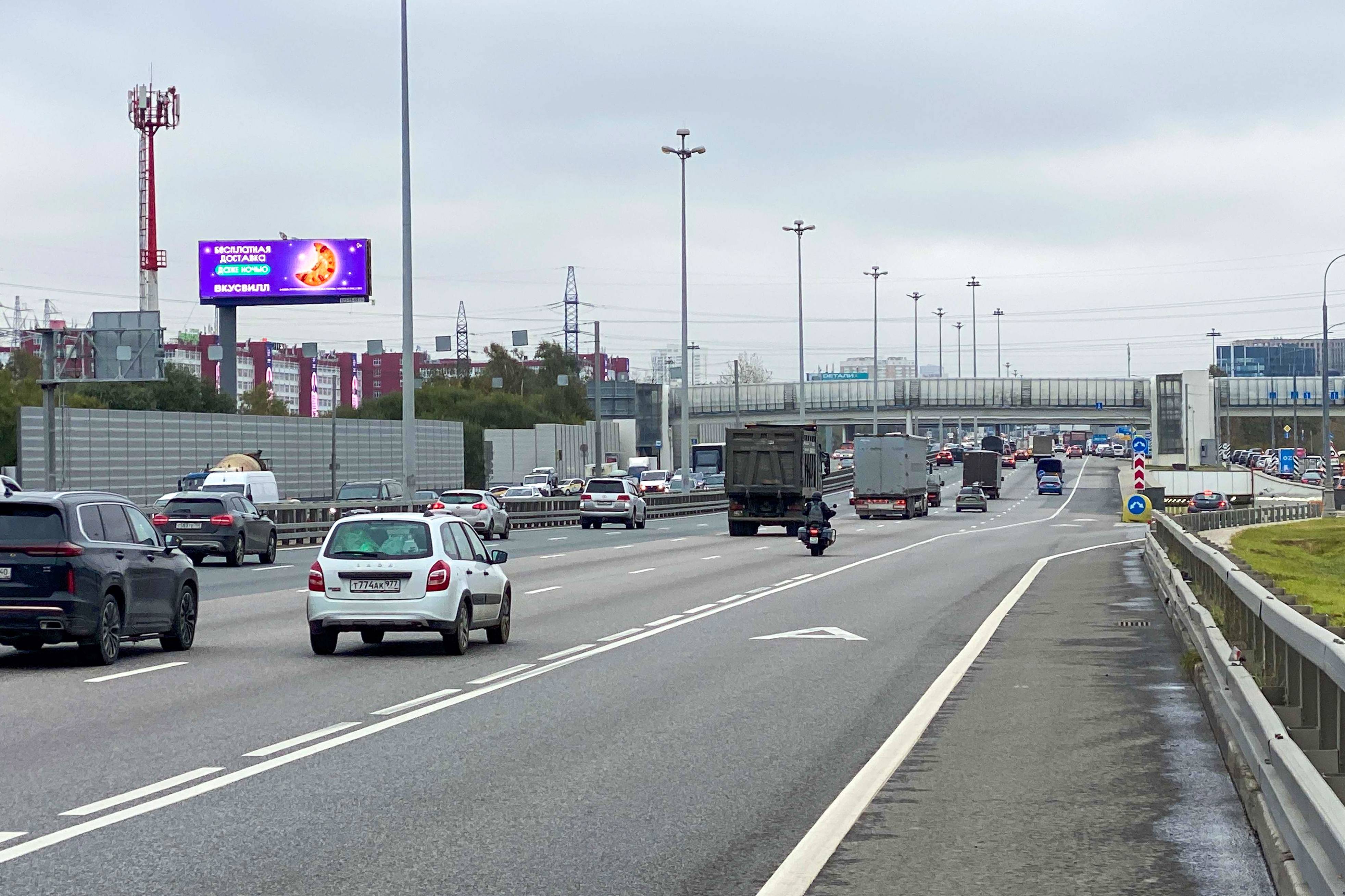 Фотография рекламного носителя, тип: Суперсайт 4x12, адрес: Киевское ш., 20 410м, Москва, Россия. Сторона Бh1-Бh4 №1338130