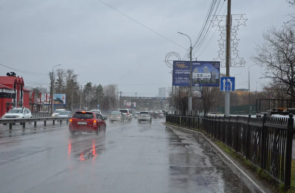 Фотография рекламного носителя, тип: Билборд 3x6, адрес: Павла Морозова ул., д.113 Х Бассейный пер., Хабаровск, Хабаровский край, Россия. Сторона А №971497