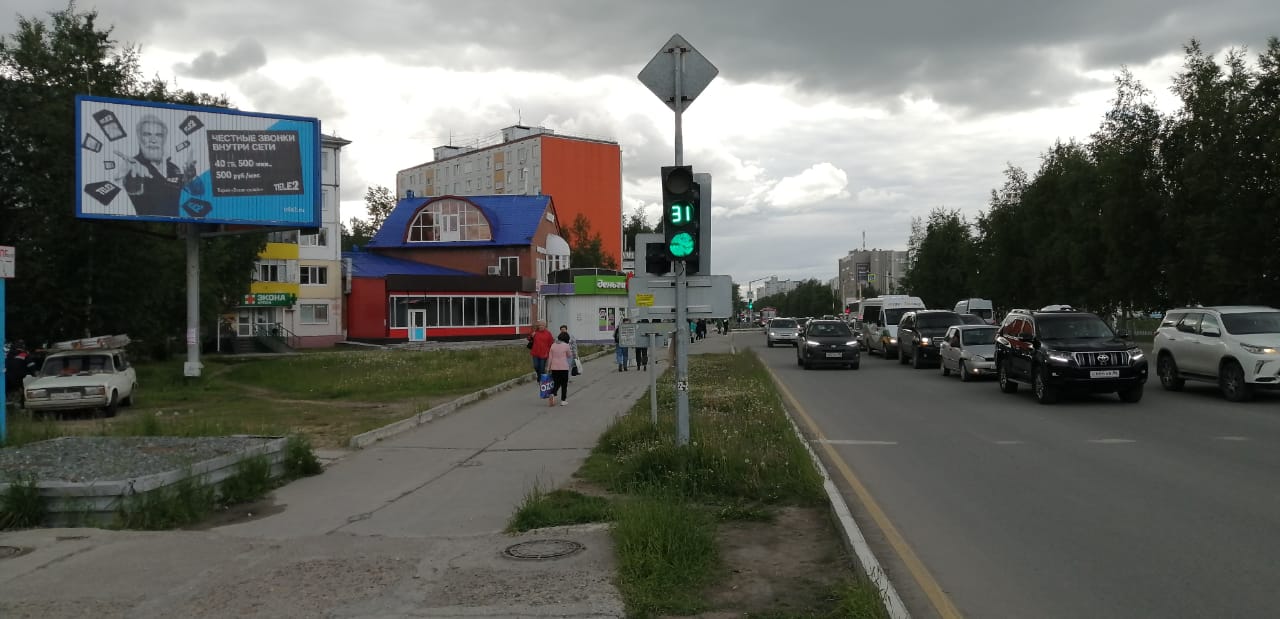 Фотография рекламного носителя, тип: Билборд 3x6, адрес: Мира ул., д.74а, Нижневартовск, Ханты-Мансийский автономный округ – Югра, Россия. Сторона Б1-Б3 №676678