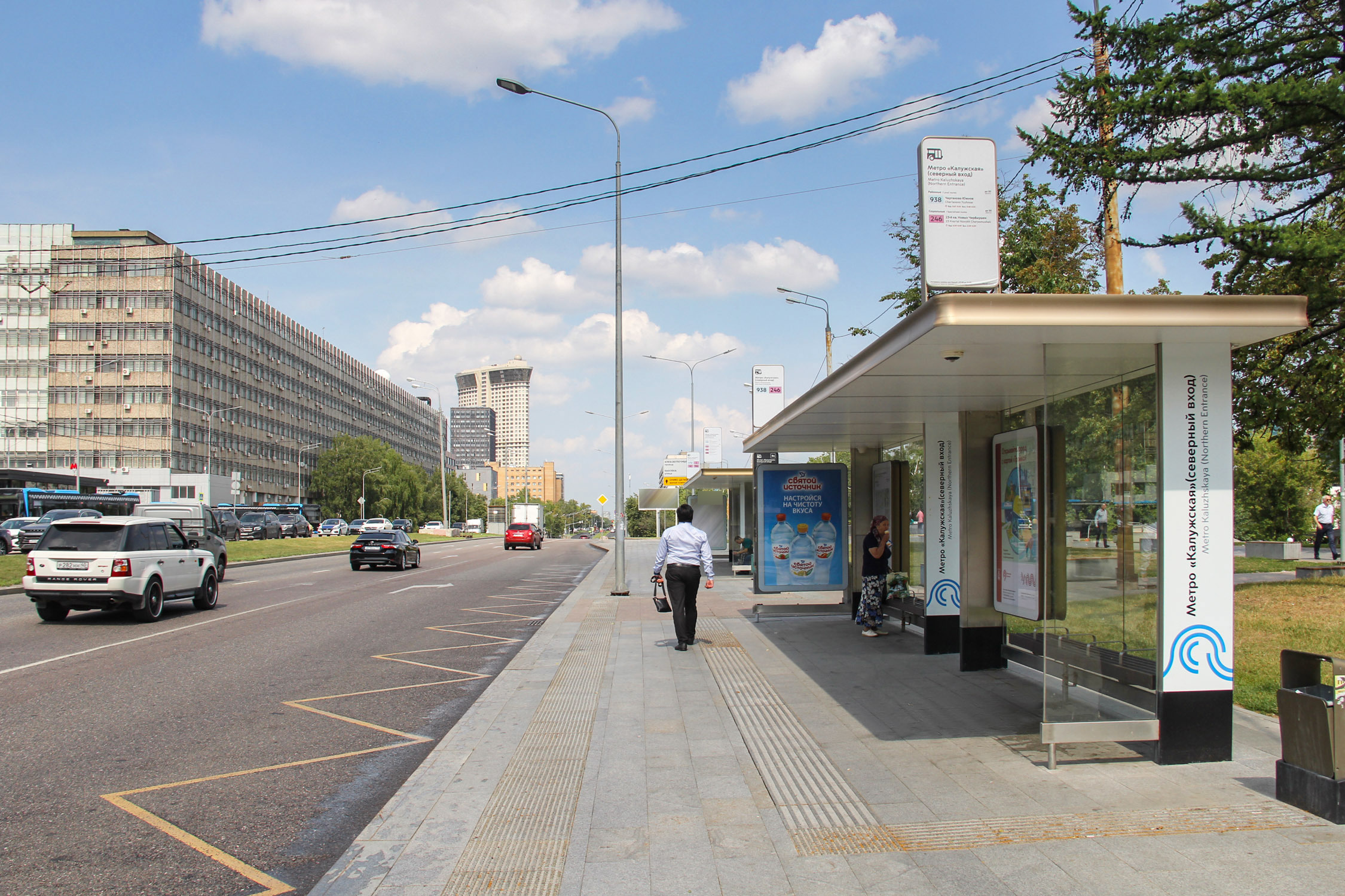 Фотография рекламного носителя, тип: Остановка 1.8x1.2, адрес: Профсоюзная ул., ост. метро Калужская, поз.1, Москва, Россия. Сторона А №335320