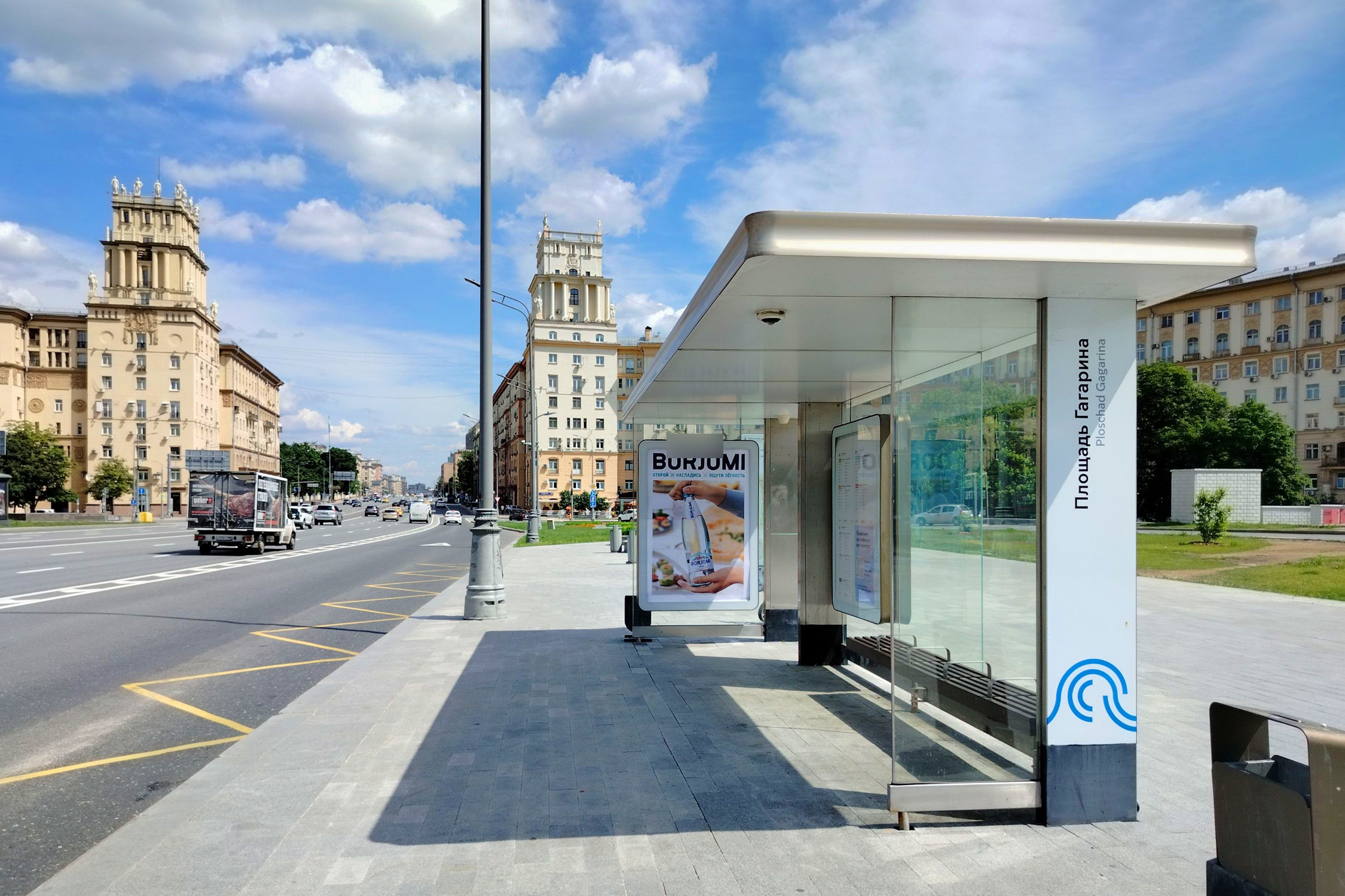 Фотография рекламного носителя, тип: Остановка 1.8x1.2, адрес: Ленинский пр-т., ост."пл. Гагарина" (в центр), Москва, Россия. Сторона А №334445