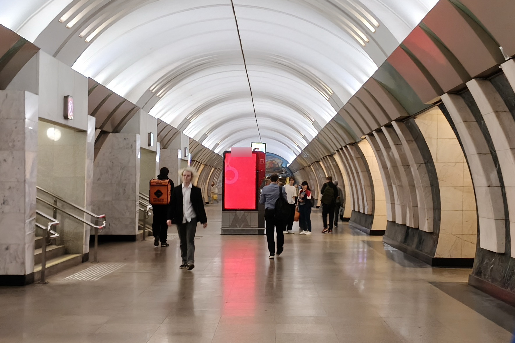 Фотография рекламного носителя, тип: Видеоэкран, адрес: Станция метро «Марьина Роща», линия Люблинско-Дмитровская, Москва, Россия. Сторона/вариант А2 №1423089