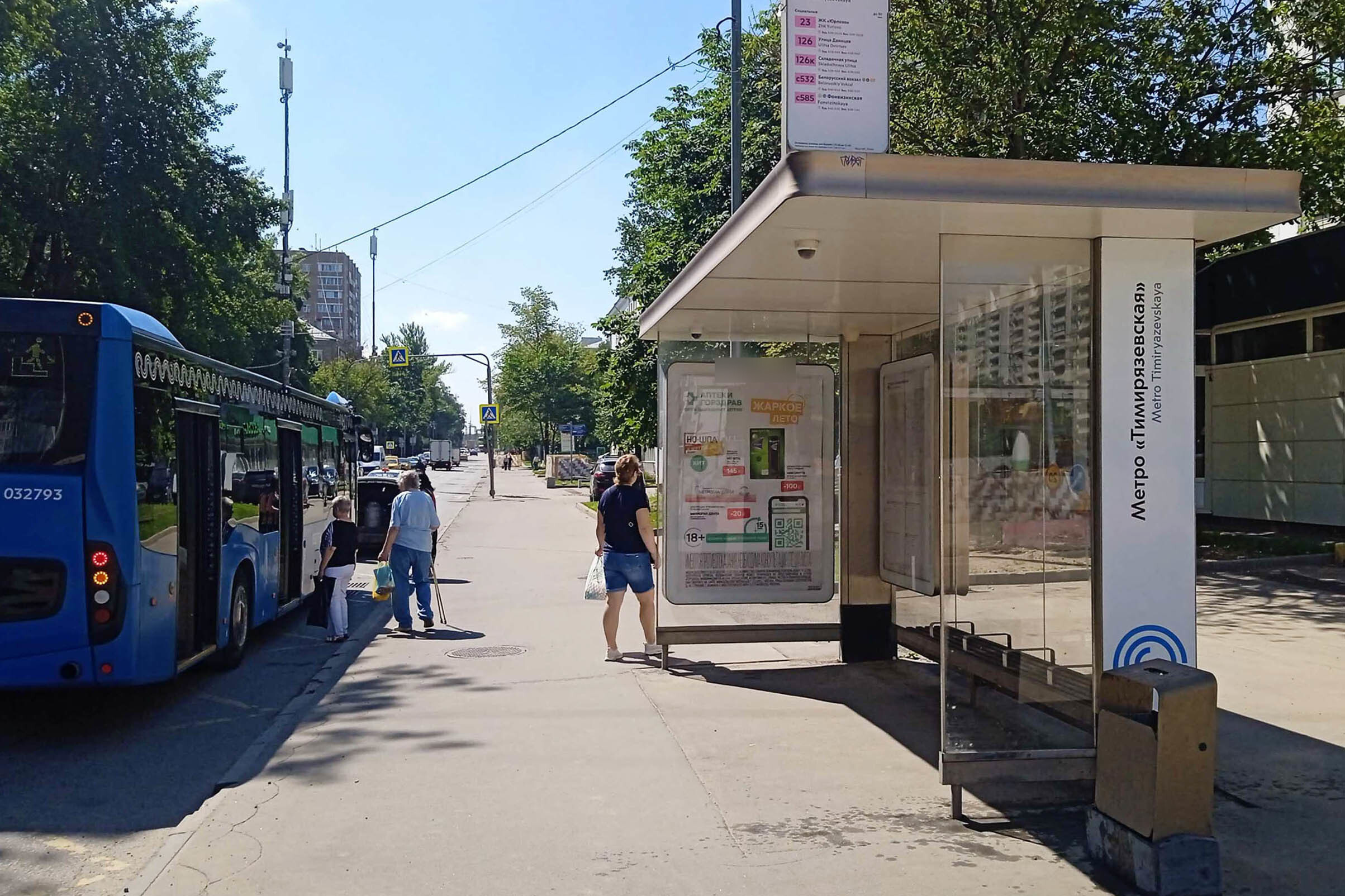 Фотография рекламного носителя, тип: Остановка 1.8x1.2, адрес: Яблочкова ул., д. 19, ост. м. "Тимирязевская", Москва, Россия. Сторона А №1012702