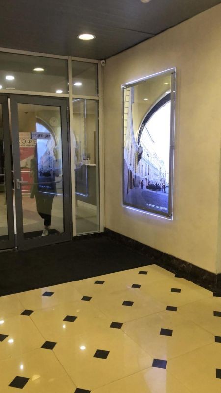 Фотография рекламного носителя, тип: Лайтбокс, адрес: Бизнес-центр «Преображенский двор», Литейный пр-т., д.26, Санкт-Петербург, Россия. Сторона/вариант №1610597