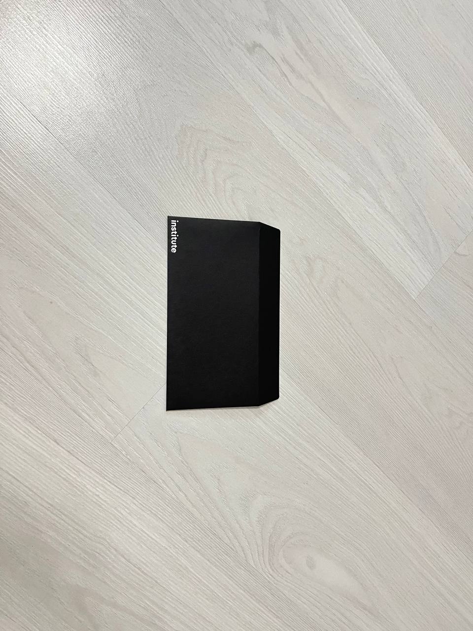 Черные конверты с логотипом