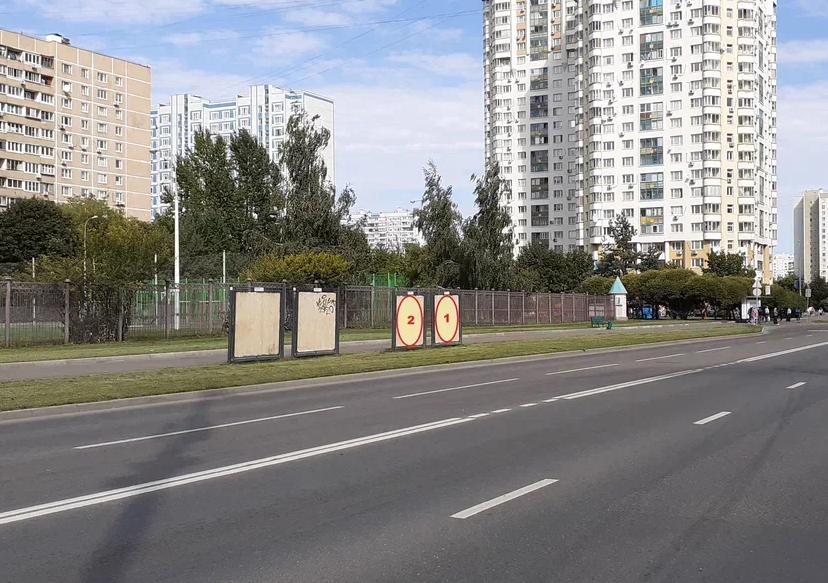 Фотография рекламного носителя, тип: Афиша 1.75x1.8, адрес: Братеевская ул., д.10, корп.1, поз.1, стенд 2, Москва, Россия. Сторона A №883738