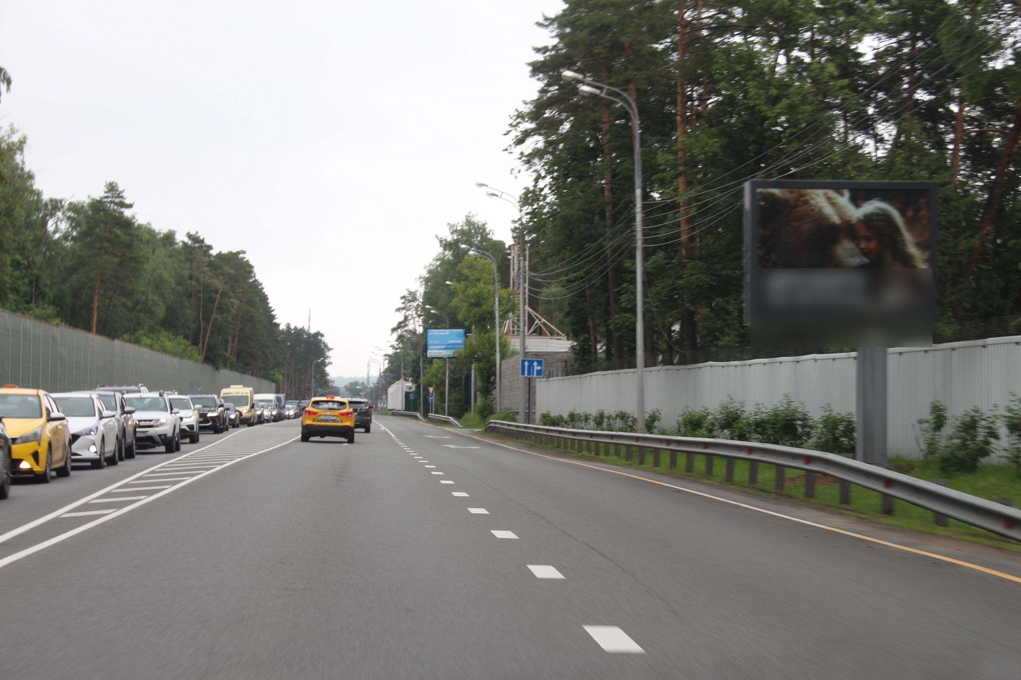 Фотография рекламного носителя, тип: Ситиборд 2.7x3.7, адрес: Рублево-Успенское ш., 6 352м, слева, Московская область, Россия. Сторона А1 №1367739