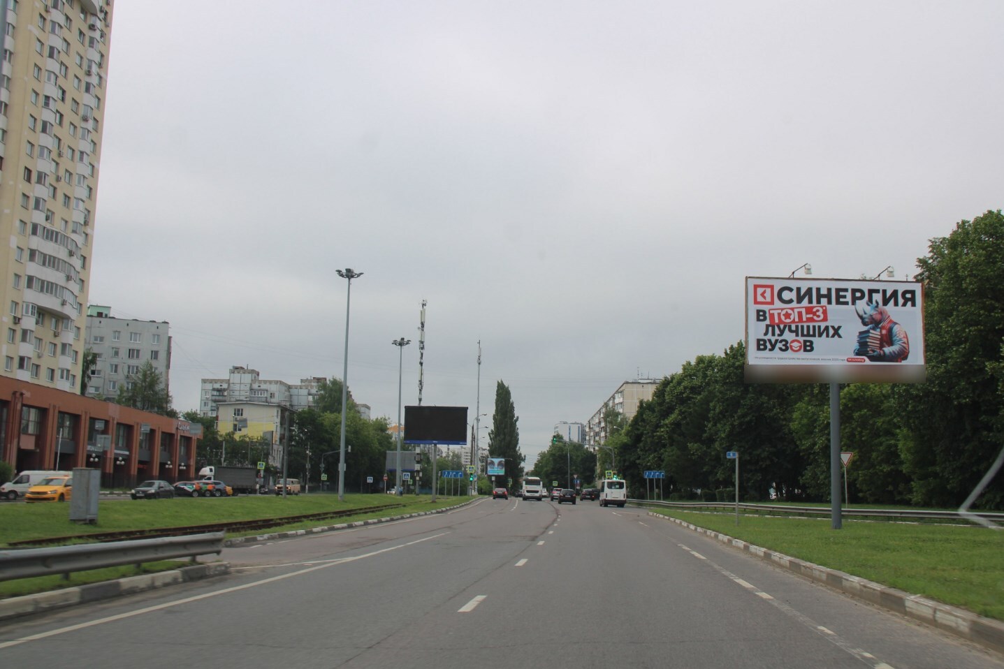 Фотография рекламного носителя, тип: Билборд 3x6, адрес: Коммунальная ул., разделительный островок, Королев, Московская область, Россия. Сторона А №240890