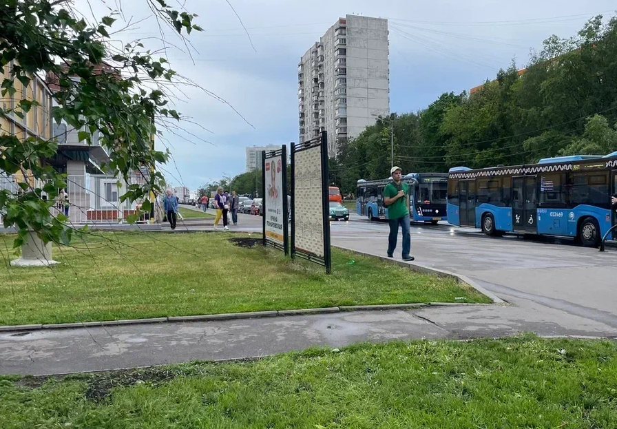 Фотография рекламного носителя, тип: Афиша 1.75x1.8, адрес: Миклухо-Маклая ул., д.36, стенд 2, Москва, Россия. Сторона B №1381740