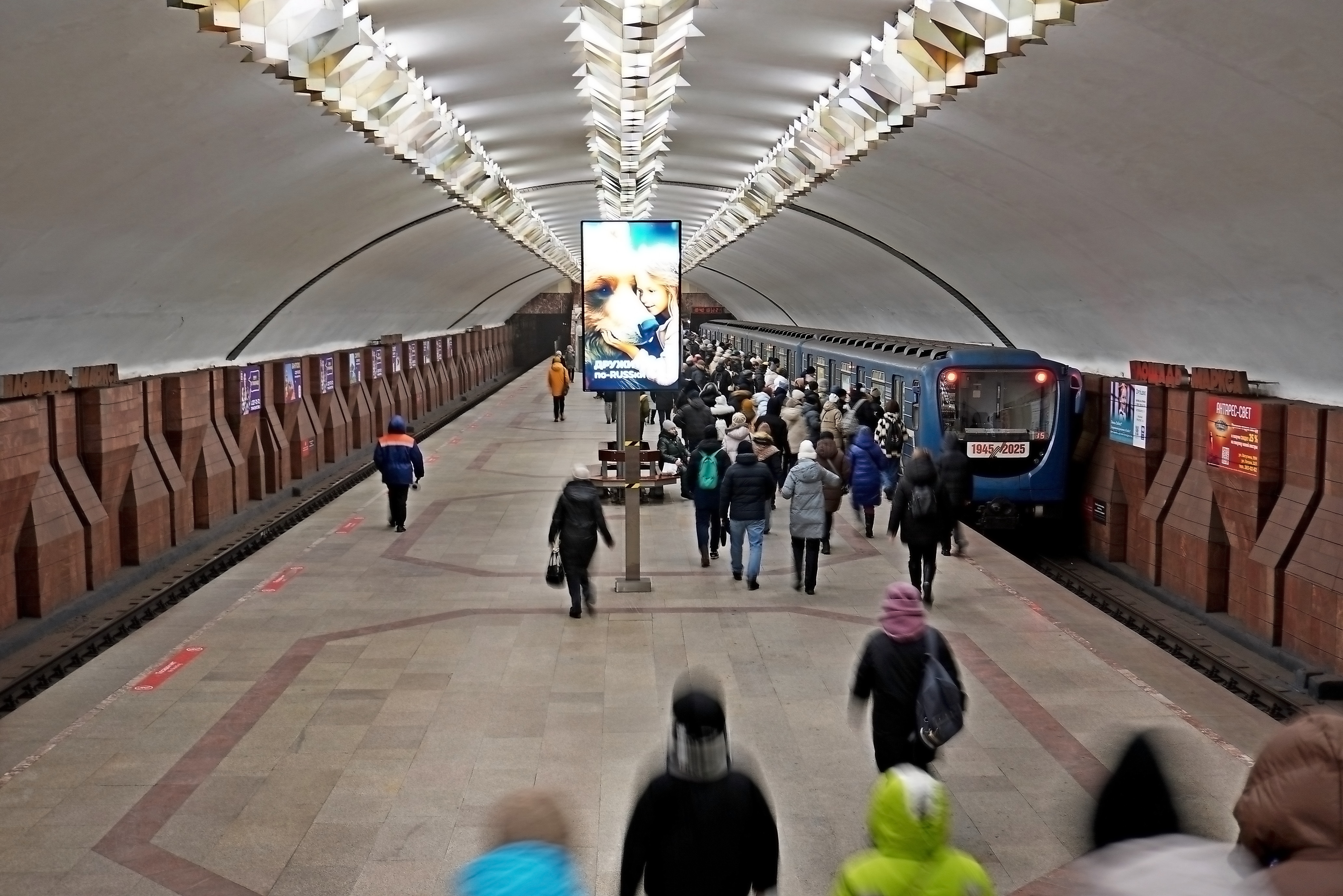 Фотография рекламного носителя, тип: Видеоэкран, адрес: Станция метро «Площадь Маркса», линия Ленинская линия, Новосибирск, Новосибирская область, Россия. Сторона/вариант А1 №1419827