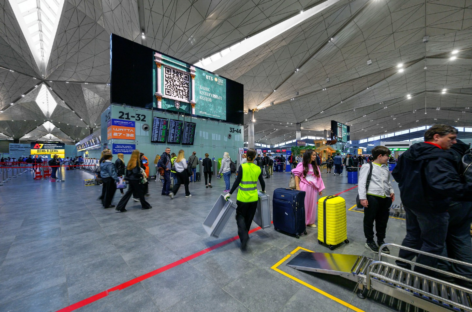 Фотография рекламного носителя, тип: Видеоэкран, адрес: Аэропорт «Пулково», Пулковское ш., д.41, Санкт-Петербург, Россия. Сторона/вариант №1404552