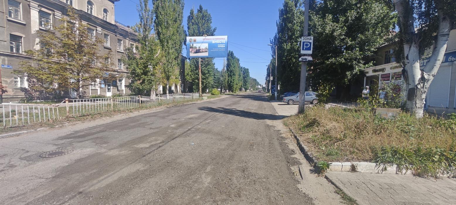 Фотография рекламного носителя, тип: Билборд 3x6, адрес: Комсомольская ул., д.24 Х Рудакова ул., Горловка, Донецкая область, Россия. Сторона B №1376615