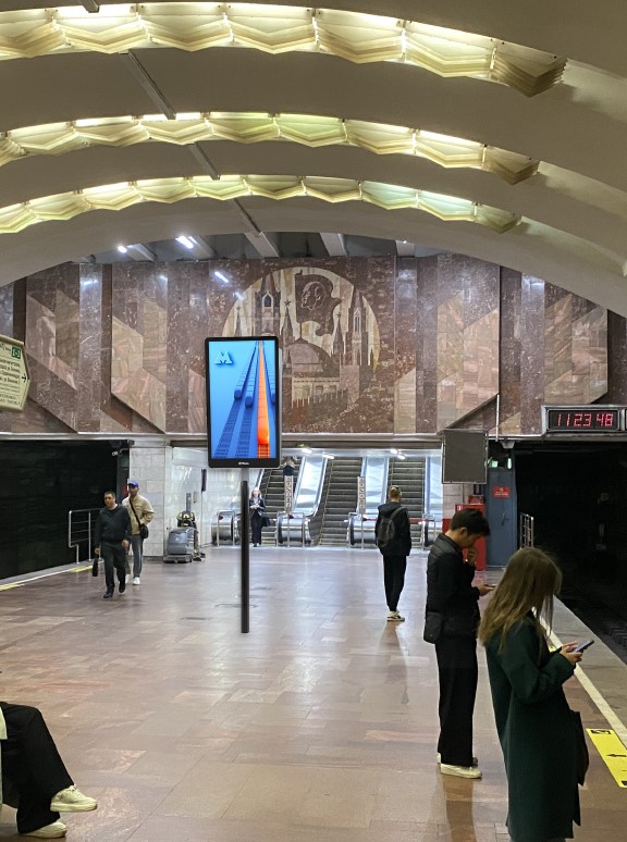 Фотография рекламного носителя, тип: Видеоэкран, адрес: Станция метро «Площадь Ленина», линия Ленинская линия, Новосибирск, Новосибирская область, Россия. Сторона/вариант A2 №1419819