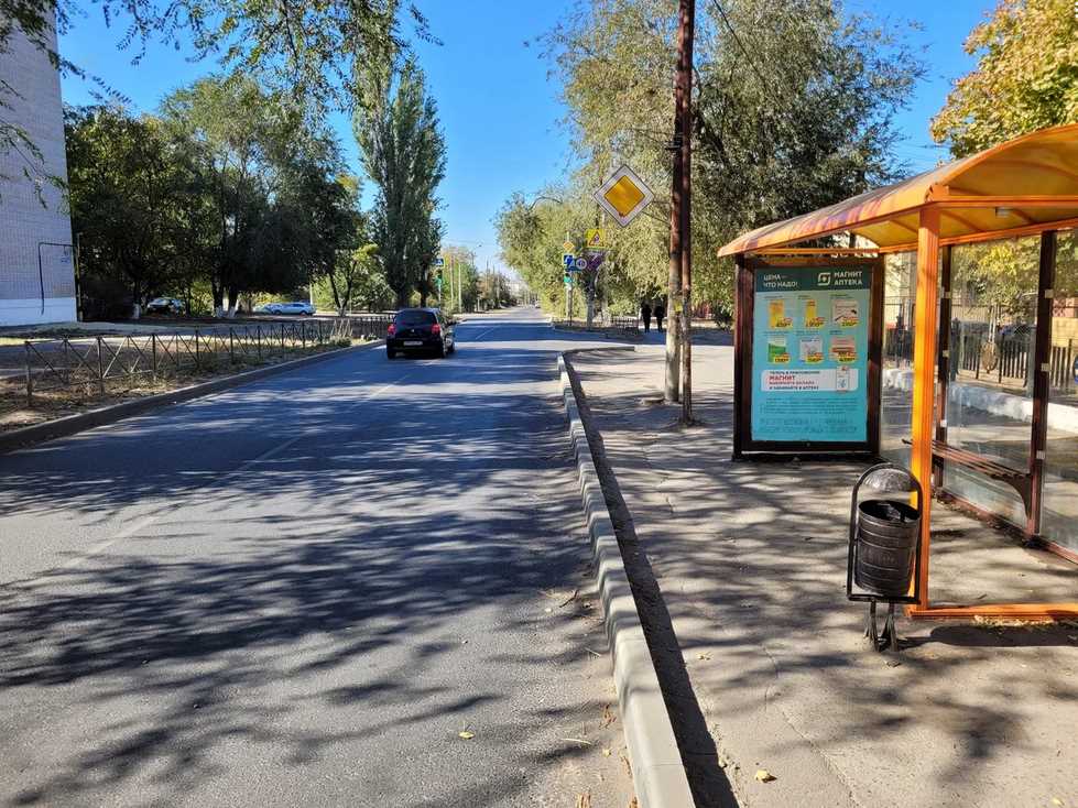 Фотография рекламного носителя, тип: Остановка 1.8x1.2, адрес: Калинина ул., д.57, Новочеркасск, Ростовская область, Россия. Сторона A №1371295