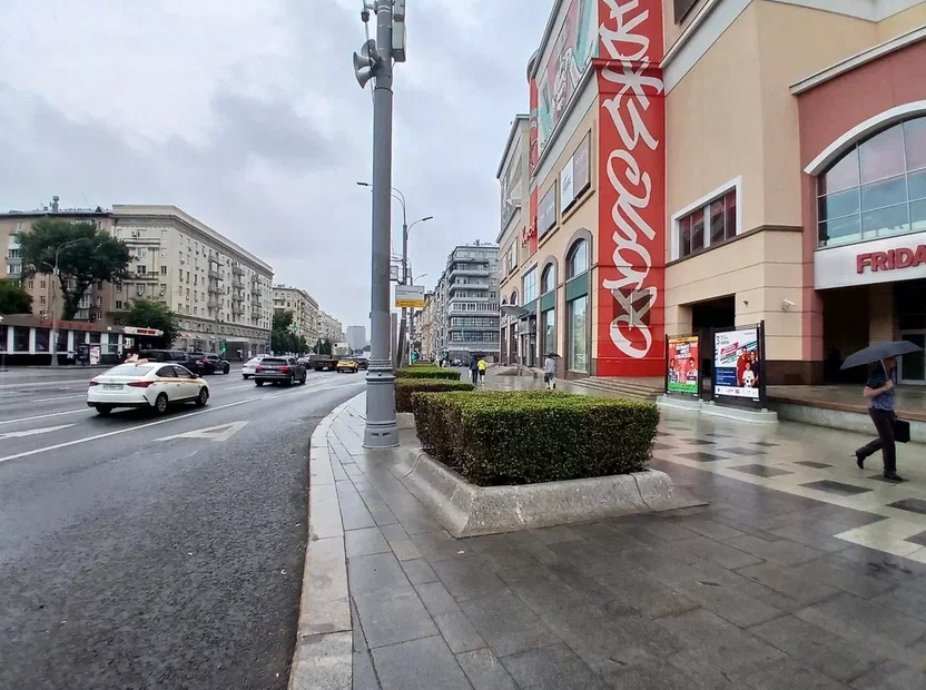 Фотография рекламного носителя, тип: Афиша 1.75x1.8, адрес: Земляной Вал ул., д.33, Москва, Россия. Сторона А №1381366