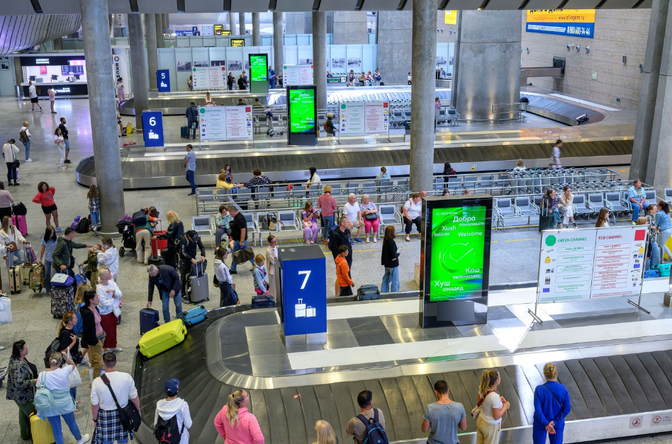 Фотография рекламного носителя, тип: Видеоэкран, адрес: Аэропорт «Пулково», Пулковское ш., д.41, Санкт-Петербург, Россия. Сторона/вариант №1404548