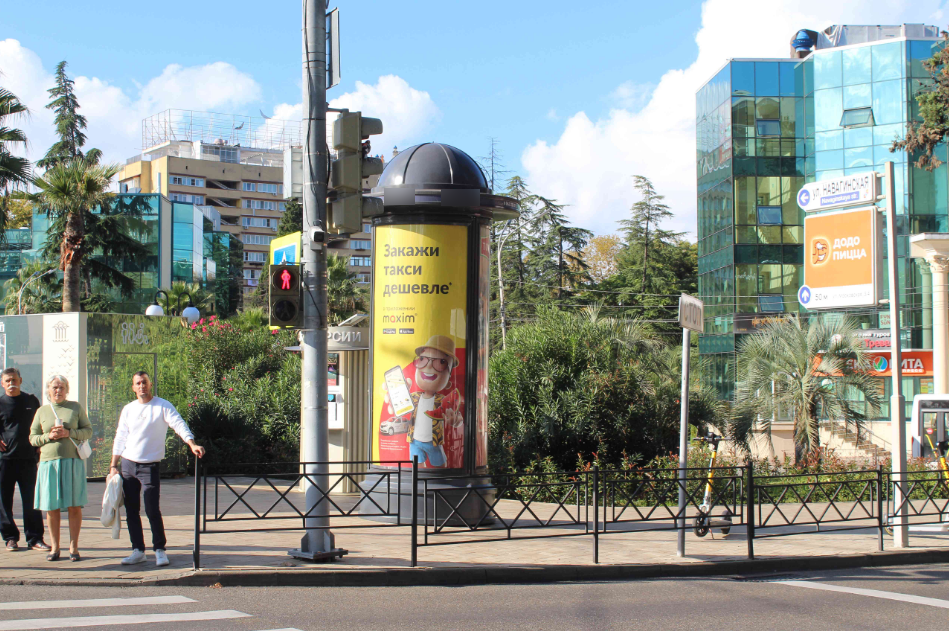 Фотография рекламного носителя, тип: Пиллар 3x1.4, адрес: Горького ул. Х Московская ул., поз.1, Адлер, Краснодарский край, Россия. Сторона Б1 №1056733