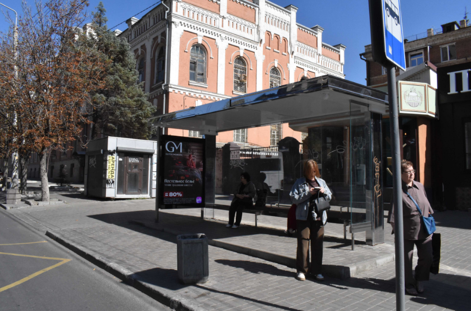 Фотография рекламного носителя, тип: Остановка 1.8x1.2, адрес: Буденновский пр-т., д.68А, Ростов-на-Дону, Ростовская область, Россия. Сторона А1 №1397929