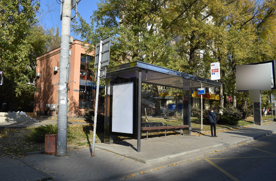 Фотография рекламного носителя, тип: Остановка 1.8x1.2, адрес: Красноармейская ул., д.43А, Ростов-на-Дону, Ростовская область, Россия. Сторона Б №1397975