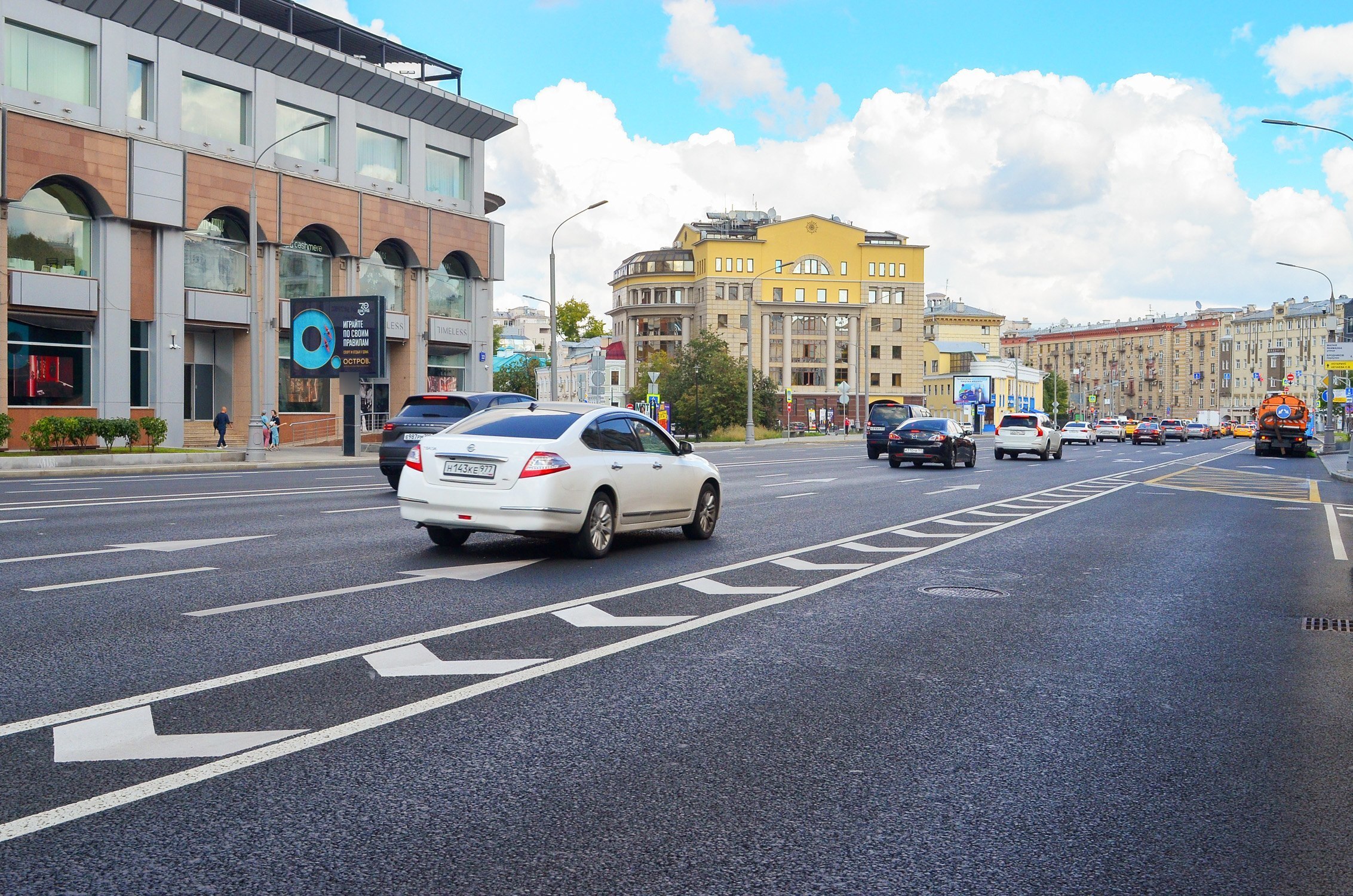 Фотография рекламного носителя, тип: Ситиборд 2.7x3.7, адрес: Якиманка Б. ул., д.22 Х Полянка Б. ул., Москва, Россия. Сторона Б №335703