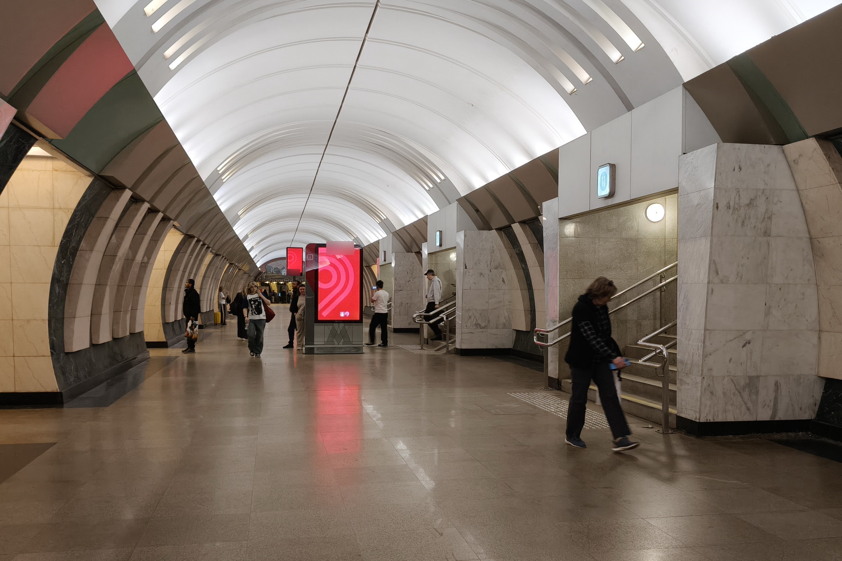 Фотография рекламного носителя, тип: Видеоэкран, адрес: Станция метро «Марьина Роща», линия Люблинско-Дмитровская, Москва, Россия. Сторона/вариант А1 №1423090