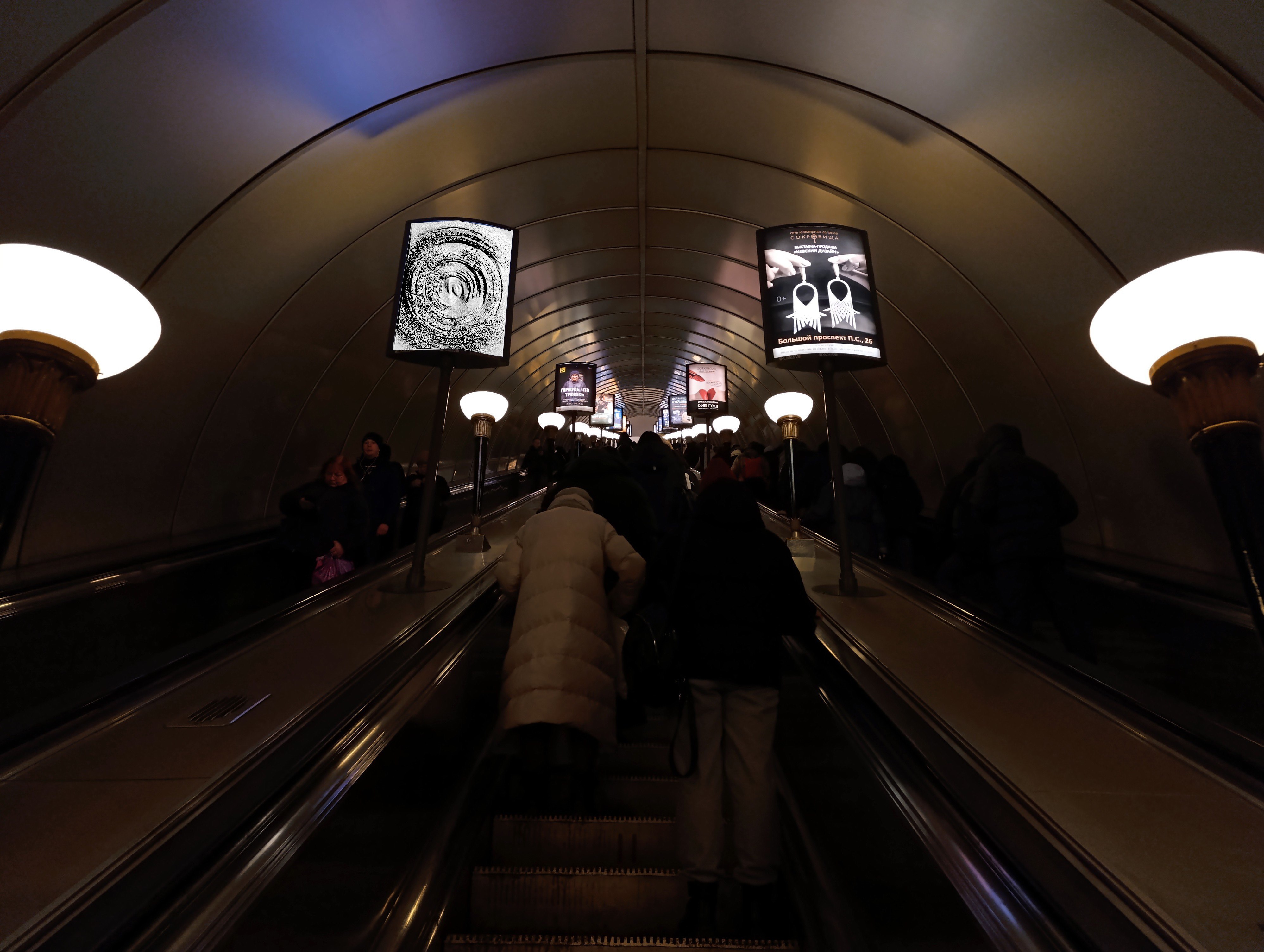 Фотография рекламного носителя, тип: Лайтбокс, адрес: Станция метро «Петроградская», линия Московско-Петроградская, Санкт-Петербург, Россия. Сторона/вариант А №1062798