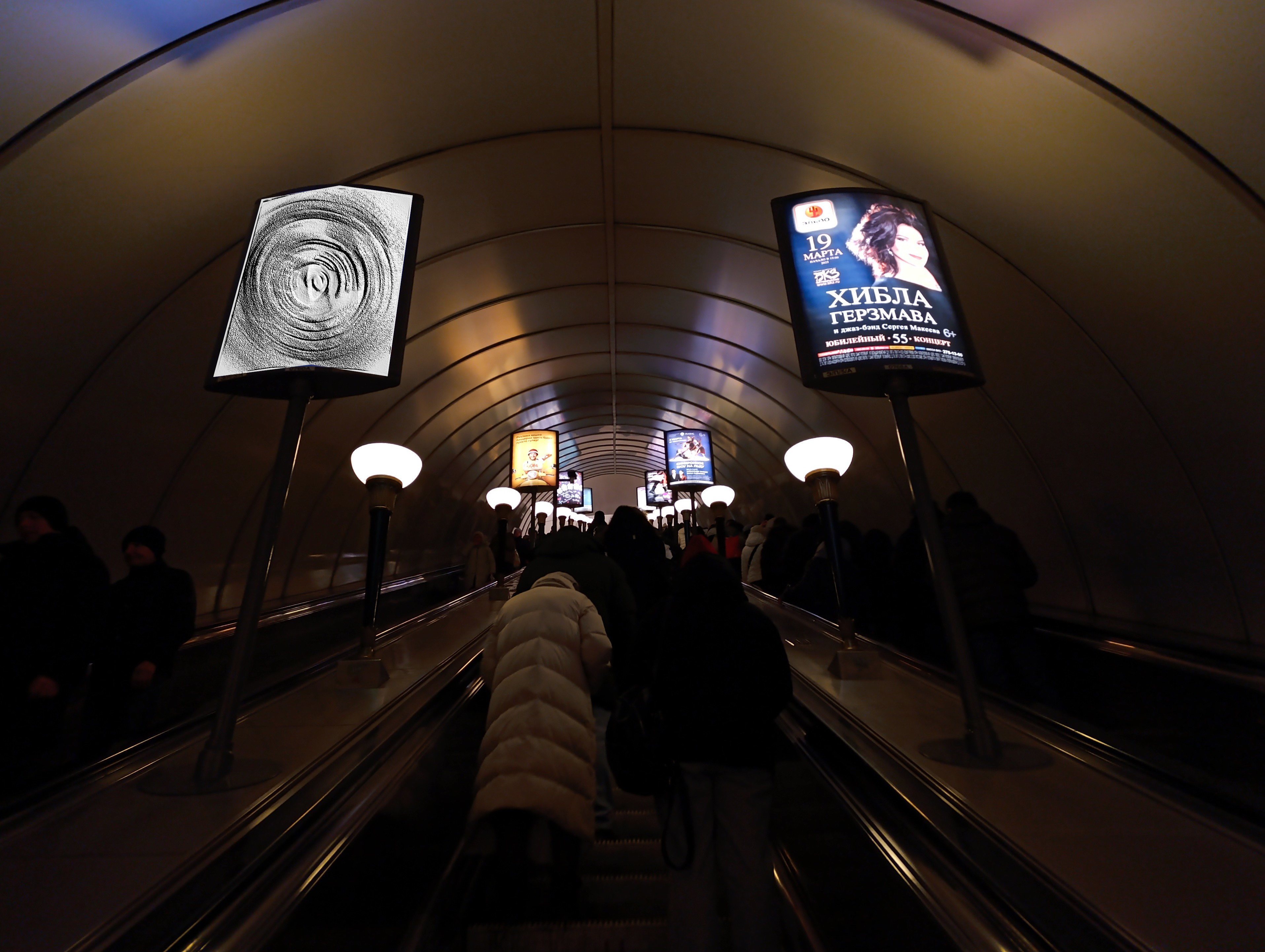 Фотография рекламного носителя, тип: Лайтбокс, адрес: Станция метро «Петроградская», линия Московско-Петроградская, Санкт-Петербург, Россия. Сторона/вариант А №1384156