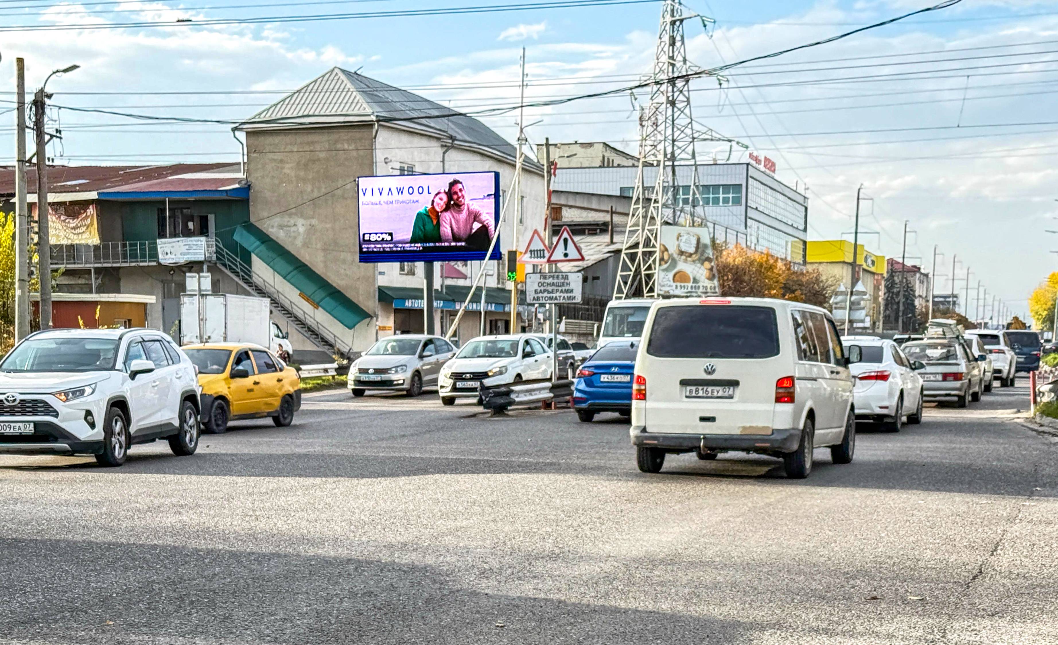 Фотография рекламного носителя, тип: Билборд 3x6, адрес: Идарова ул. / Суворова ул. (жд переезд) поз.1, Нальчик, Республика Кабардино-Балкария, Россия. Сторона Б1 №1396480