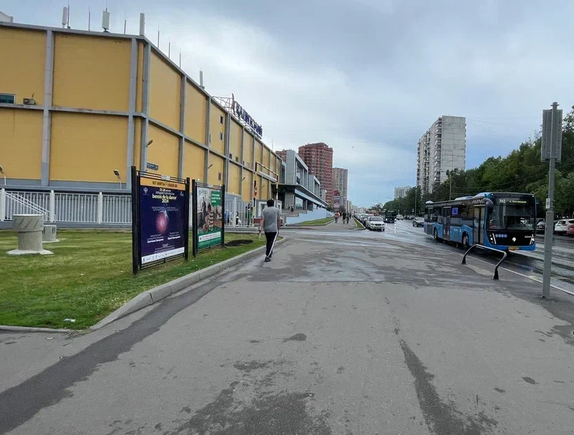 Фотография рекламного носителя, тип: Афиша 1.75x1.8, адрес: Миклухо-Маклая ул., д.36, стенд 2, Москва, Россия. Сторона A №887027