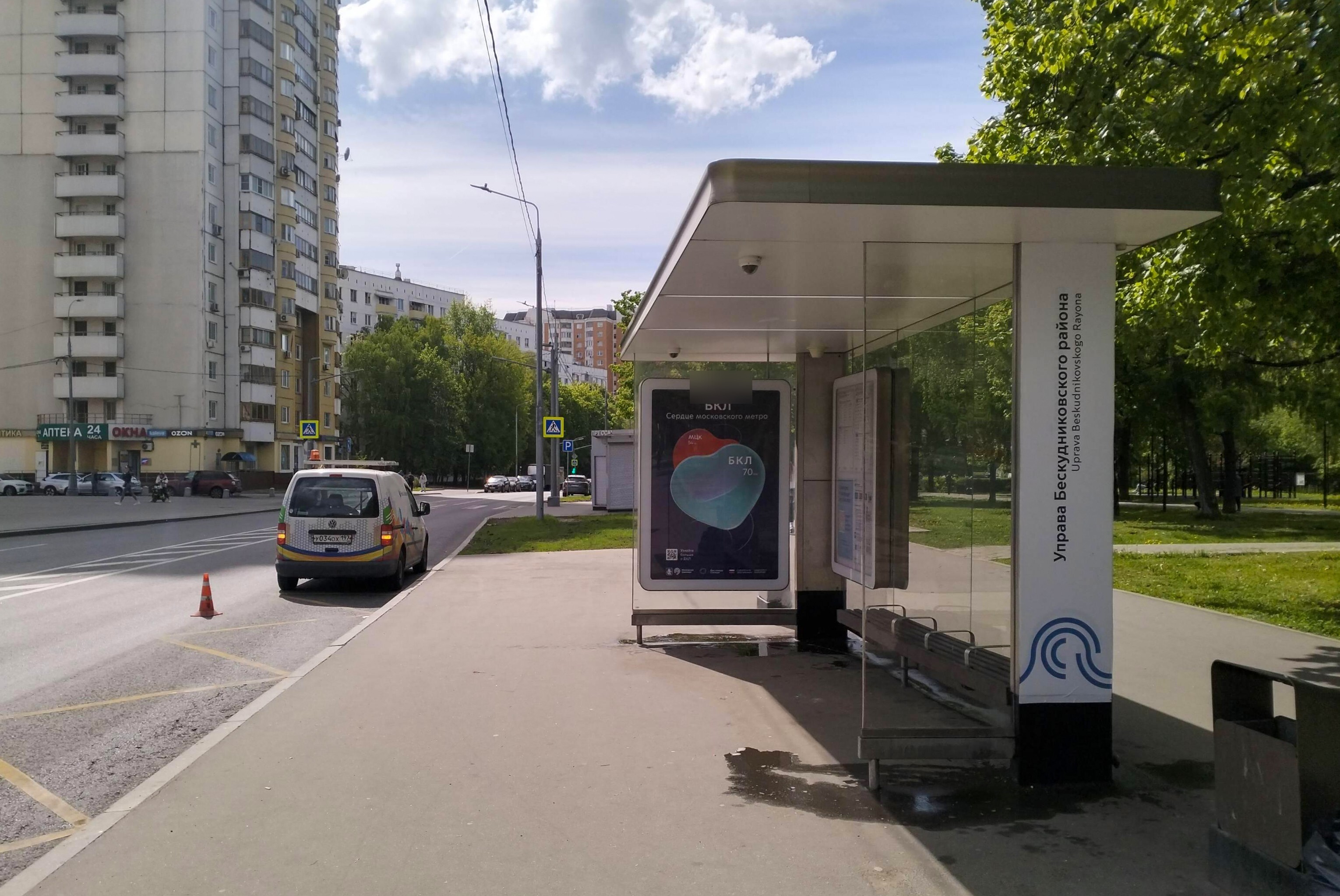 Фотография рекламного носителя, тип: Остановка 1.8x1.2, адрес: Бескудниковский б-р., д.11, корп.1, поз.3, Москва, Россия. Сторона А №888665
