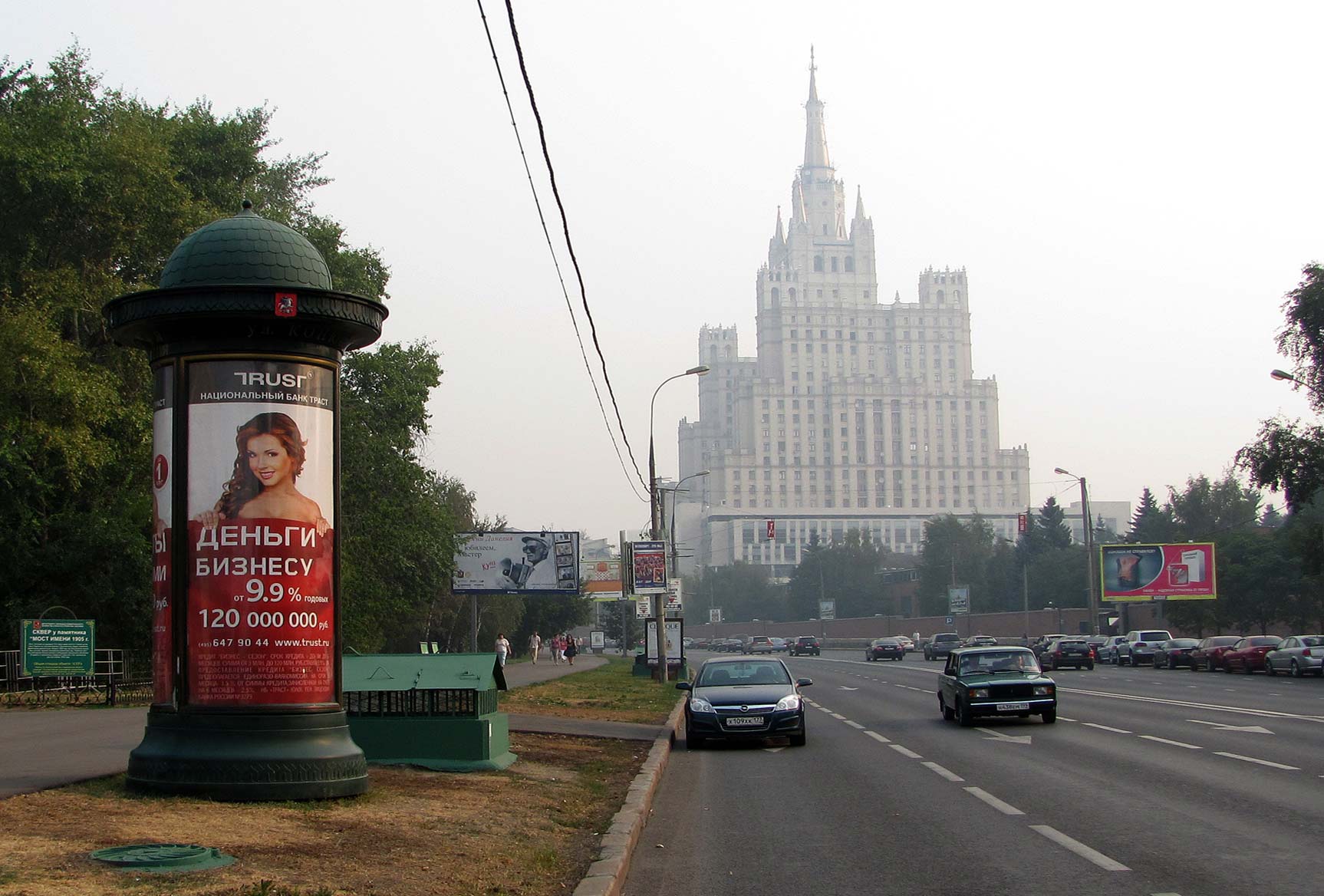 Фотография рекламного носителя, тип: Пиллар 3x1.4, адрес: Конюшковская ул., д.5, Москва, Россия. Сторона B №15733