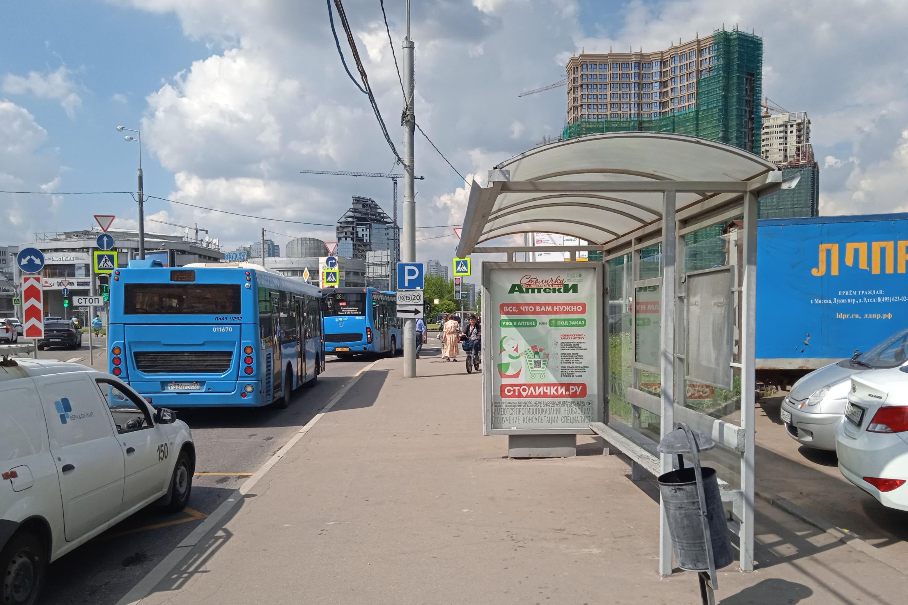 Фотография рекламного носителя, тип: Остановка 1.8x1.2, адрес: 26-ти Бакинских Комиссаров ул., д.6, корп.1, Москва, Россия. Сторона А №925366