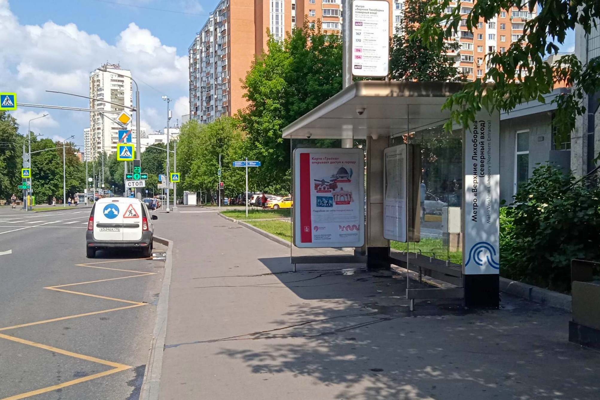 Фотография рекламного носителя, тип: Остановка 1.8x1.2, адрес: Бескудниковский б-р., д.2, корп.1, Москва, Россия. Сторона А №888667