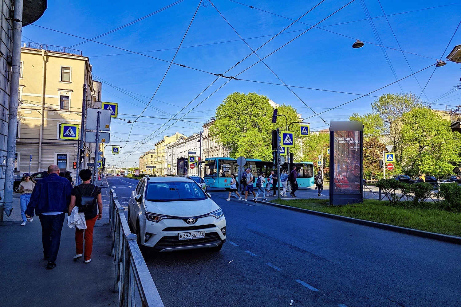 Фотография рекламного носителя, тип: Пиллар 3x1.4, адрес: Малый В.О пр-т., д.13 Х 5-я линия В.О. ул., Санкт-Петербург, Россия. Сторона С №687641