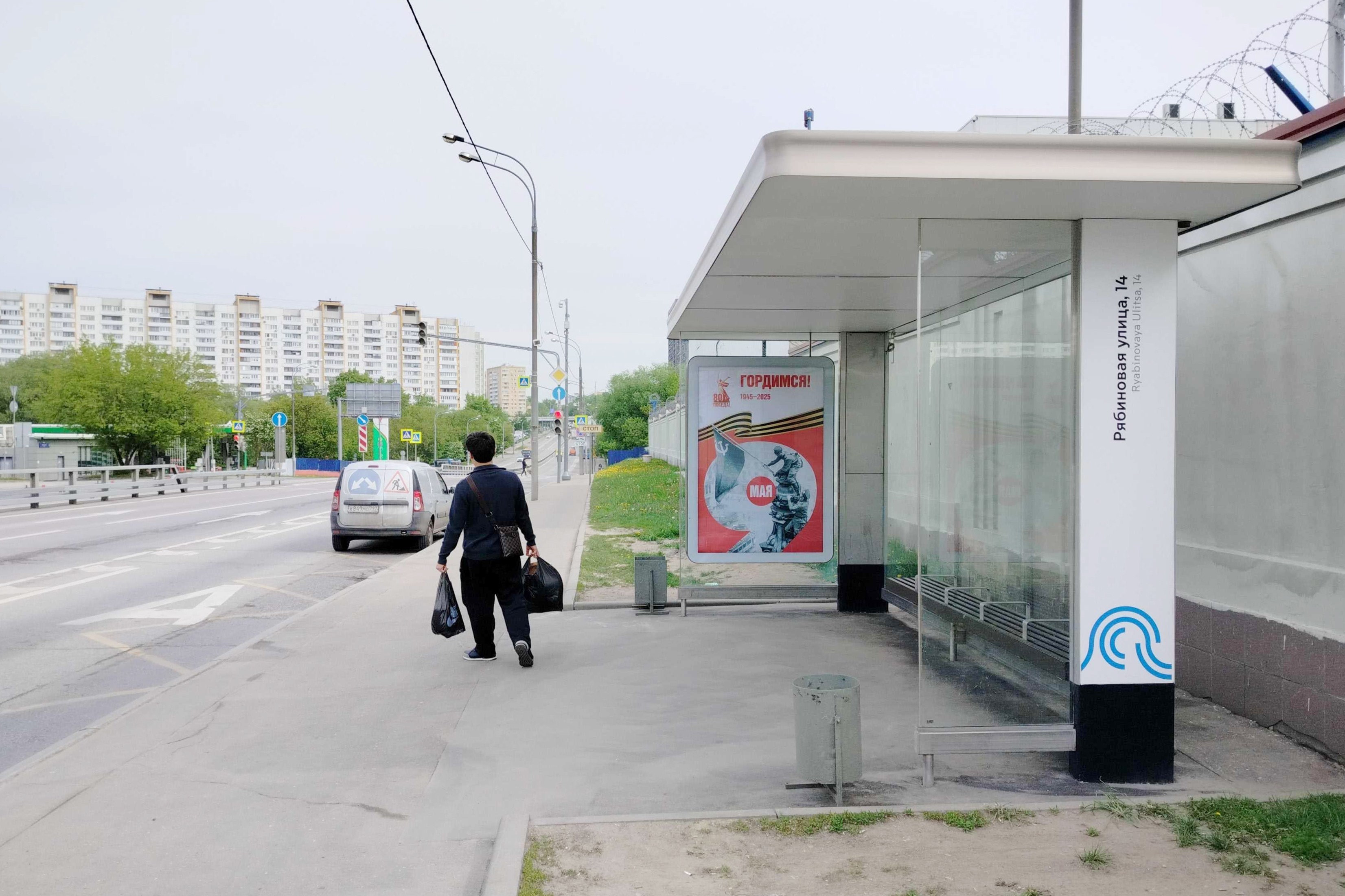 Фотография рекламного носителя, тип: Остановка 1.8x1.2, адрес: Рябиновая ул., ост. "Завод КИМ", поз.3, Москва, Россия. Сторона А №933532