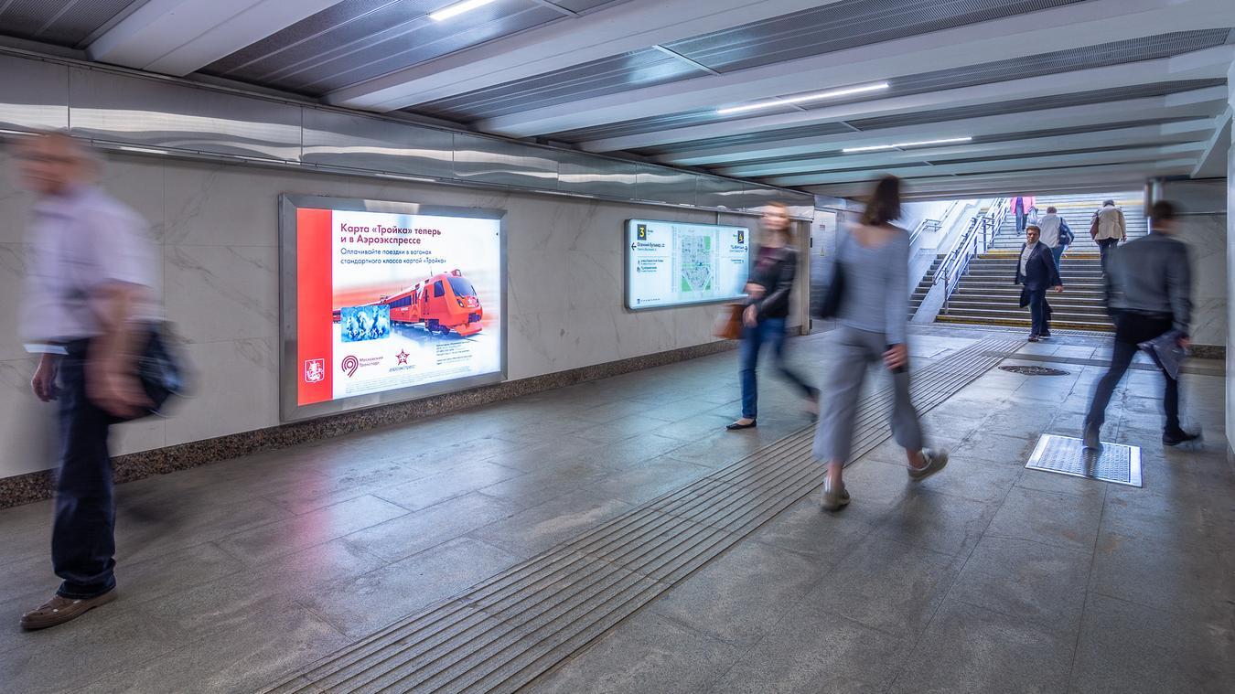 Фотография рекламного носителя, тип: Лайтбокс, адрес: Станция метро «Крылатское», линия Арбатско-Покровская, Москва, Россия. Сторона/вариант A №1378013