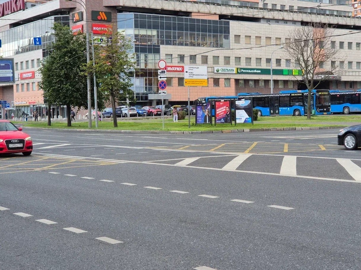 Фотография рекламного носителя, тип: Афиша 1.75x1.8, адрес: Профсоюзная ул., д.54, корп.2, стенд 2, Москва, Россия. Сторона A №887258