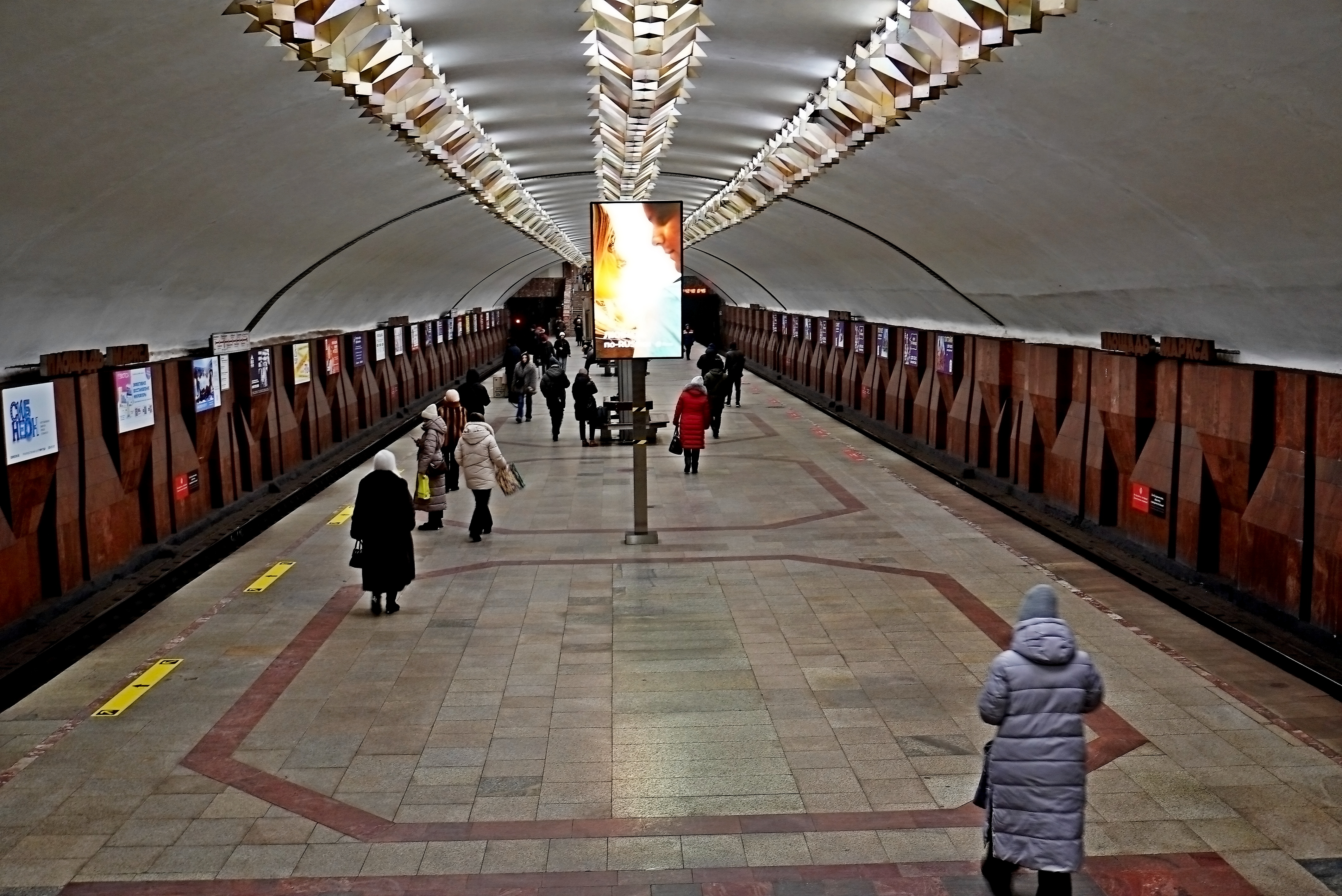 Фотография рекламного носителя, тип: Видеоэкран, адрес: Станция метро «Площадь Маркса», линия Ленинская линия, Новосибирск, Новосибирская область, Россия. Сторона/вариант А1 №1419825