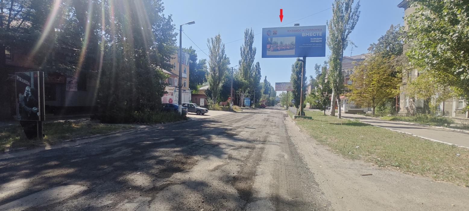 Фотография рекламного носителя, тип: Билборд 3x6, адрес: Комсомольская ул., д.24 Х Рудакова ул., Горловка, Донецкая область, Россия. Сторона A №1376614