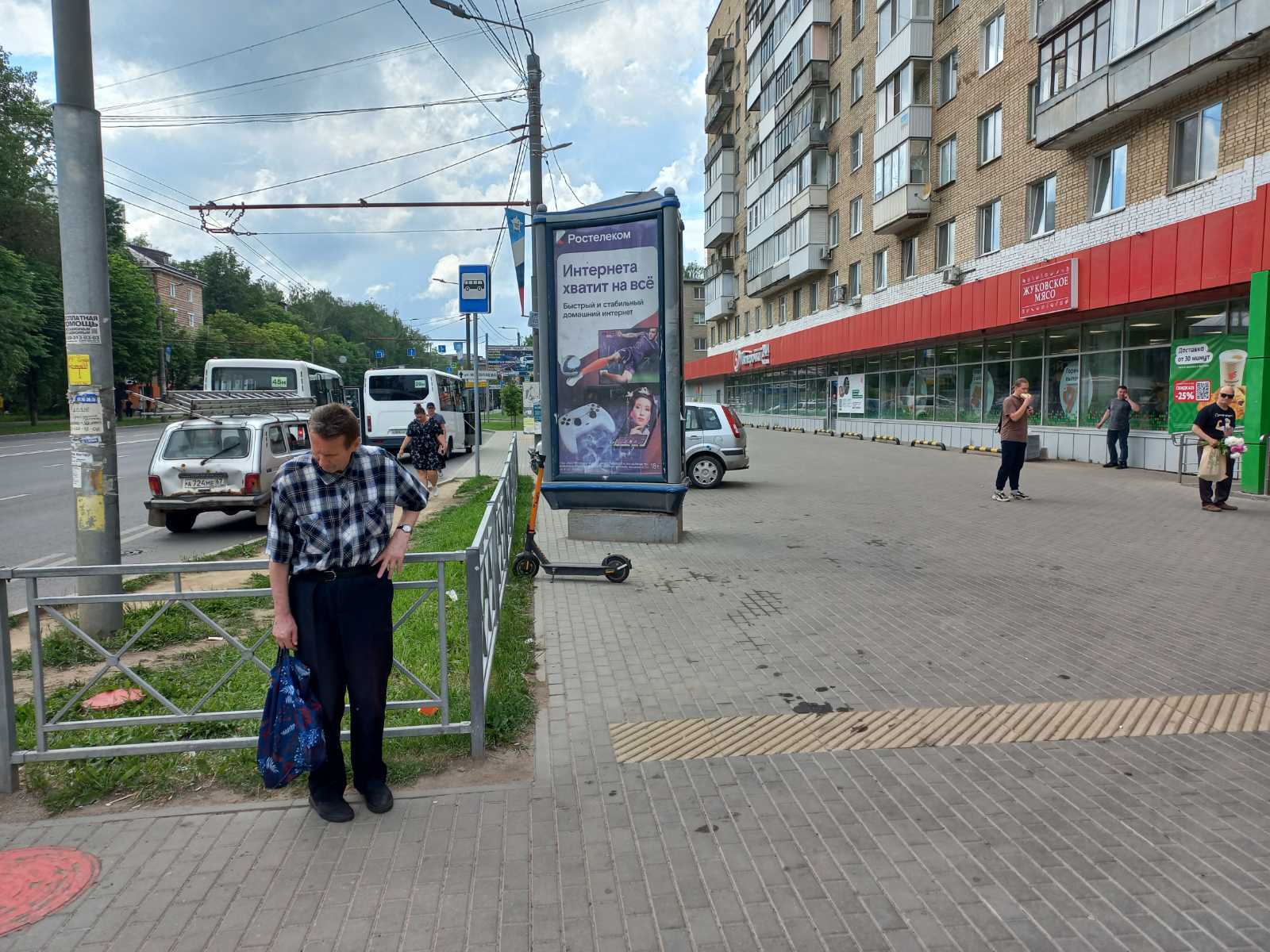 Фотография рекламного носителя, тип: Пилон, адрес: Кирова ул., д.15, Смоленск, Смоленская область, Россия. Сторона А №1327904