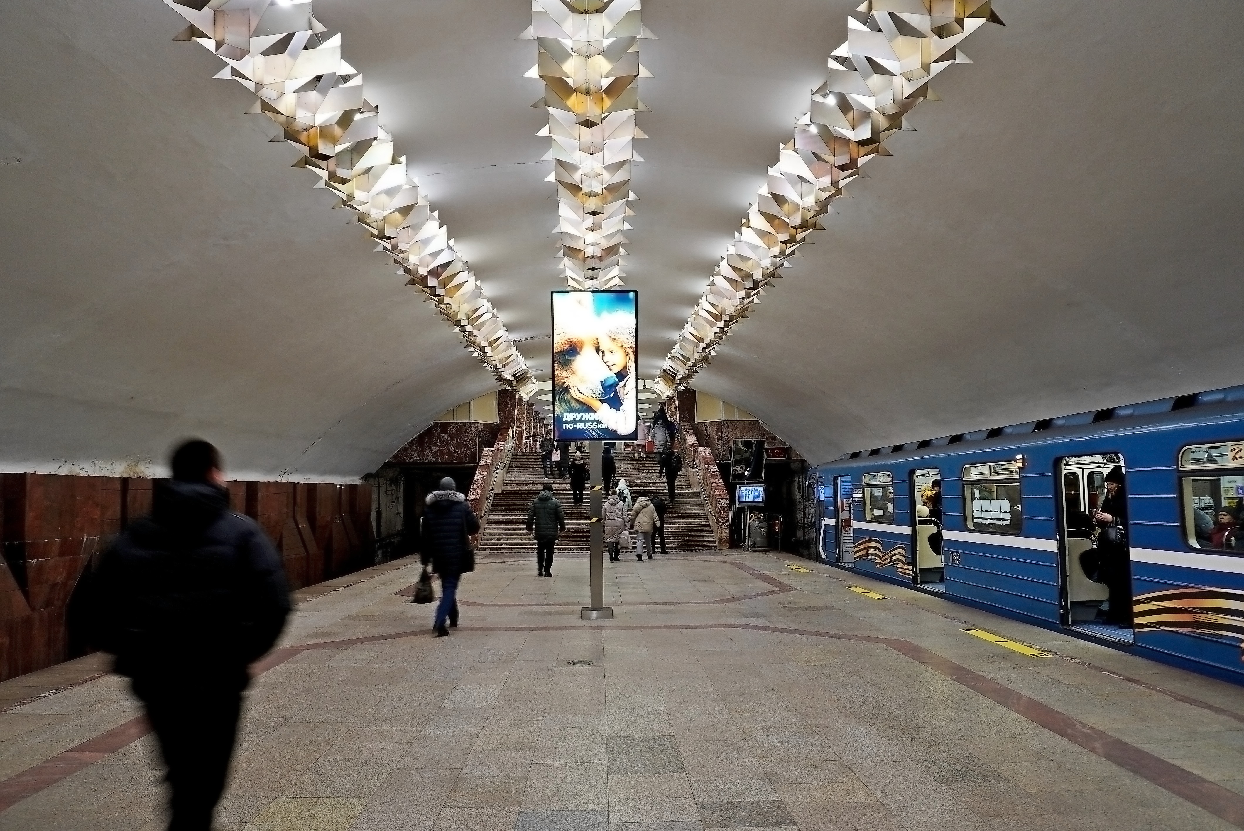 Фотография рекламного носителя, тип: Видеоэкран, адрес: Станция метро «Площадь Маркса», линия Ленинская линия, Новосибирск, Новосибирская область, Россия. Сторона/вариант А2 №1419826