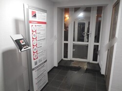 Фотография рекламного носителя, тип: Диспенсер листовок, адрес: Бизнес-центр «Каретный двор», Моховая ул., д.37, лит.Л, Санкт-Петербург, Россия. Сторона/вариант №657388