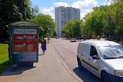 Фотография рекламного носителя, тип: Остановка 1.8x1.2, адрес: Винокурова ул., ост. "Школа №520", Москва, Россия. Сторона Б №924082