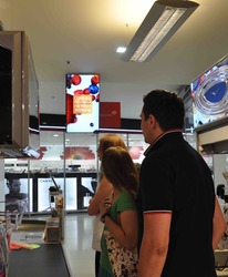 Фотография рекламного носителя, тип: Видеоэкран, адрес: Супермаркет «Азбука Вкуса», Профсоюзная ул., д.64/66, Москва, Россия. Сторона/вариант №772363