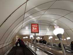 Фотография рекламного носителя, тип: Лайтбокс, адрес: Станция метро «Комендантский проспект», линия Фрунзенско-Приморская, Санкт-Петербург, Россия. Сторона/вариант А №1062052